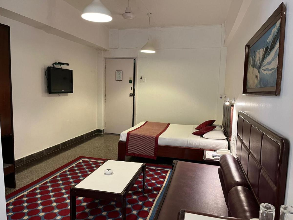 West End Hotel Mumbai  Buitenkant foto