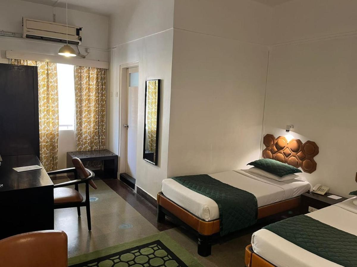 West End Hotel Mumbai  Buitenkant foto