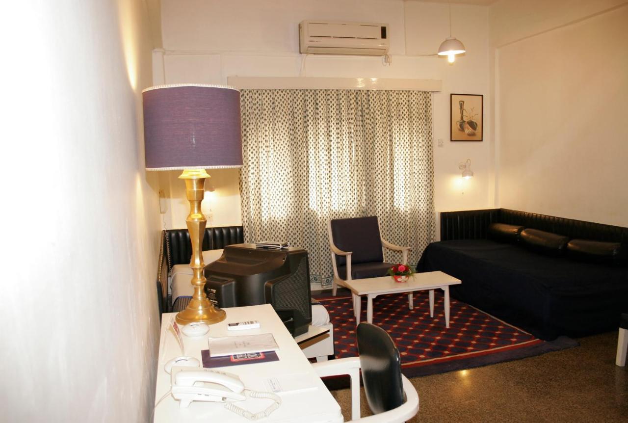West End Hotel Mumbai  Buitenkant foto