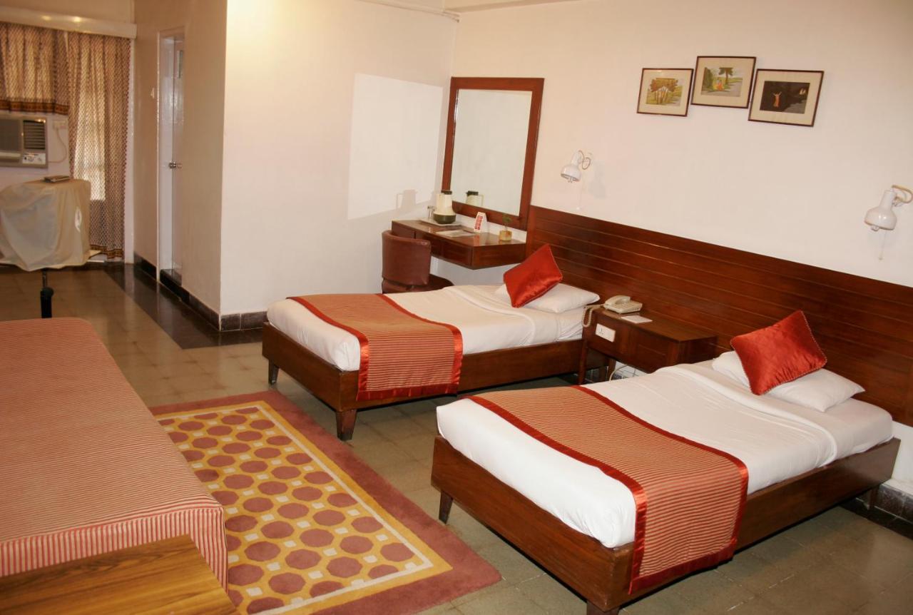 West End Hotel Mumbai  Buitenkant foto