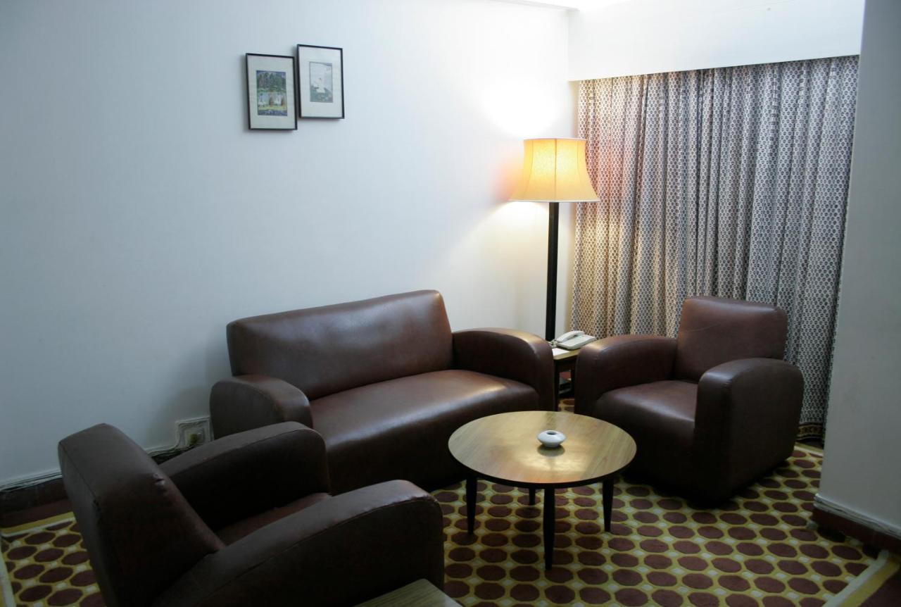 West End Hotel Mumbai  Buitenkant foto