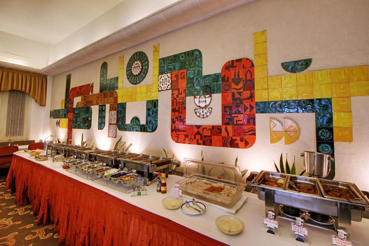 West End Hotel Mumbai  Buitenkant foto