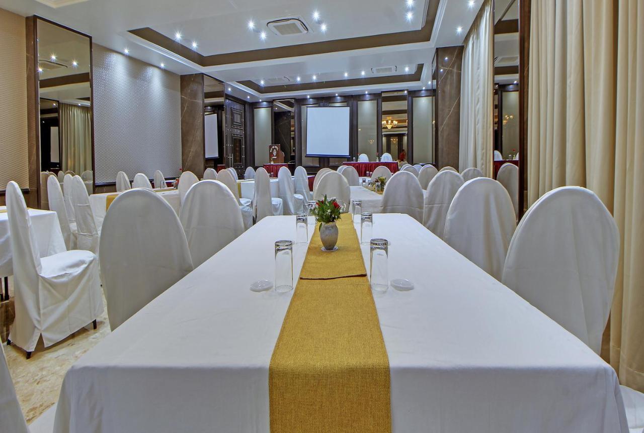 West End Hotel Mumbai  Buitenkant foto