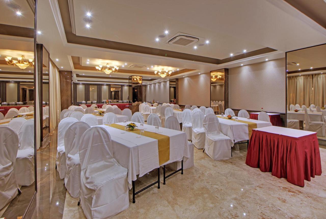 West End Hotel Mumbai  Buitenkant foto