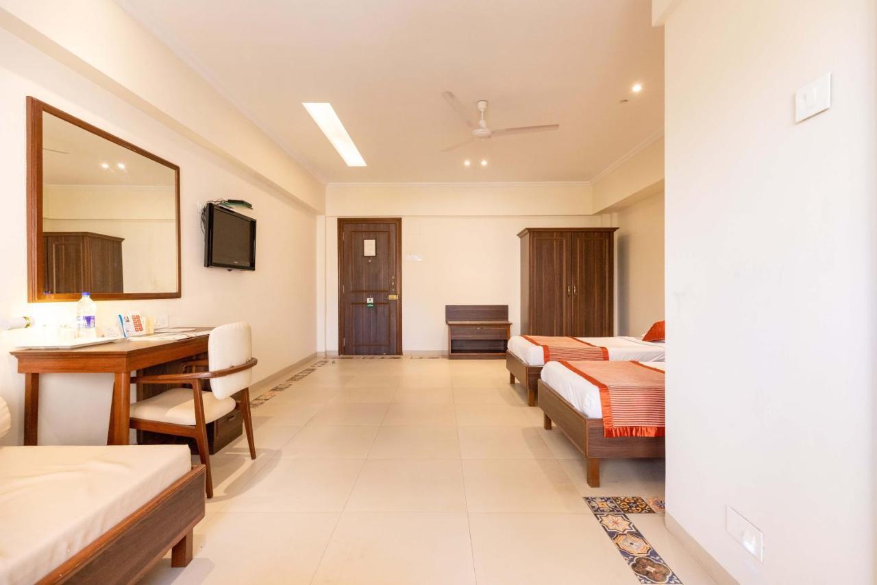 West End Hotel Mumbai  Buitenkant foto