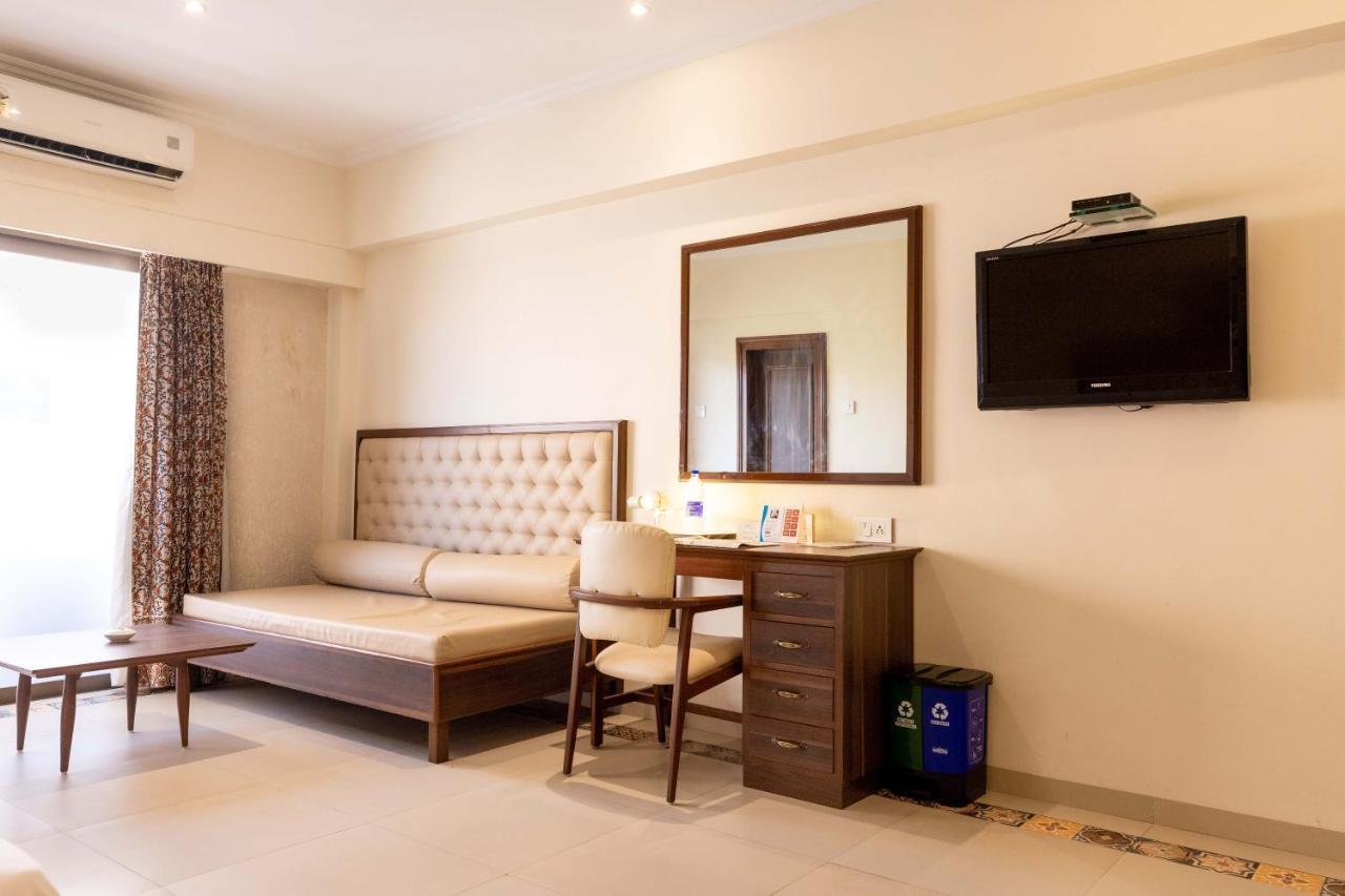 West End Hotel Mumbai  Buitenkant foto