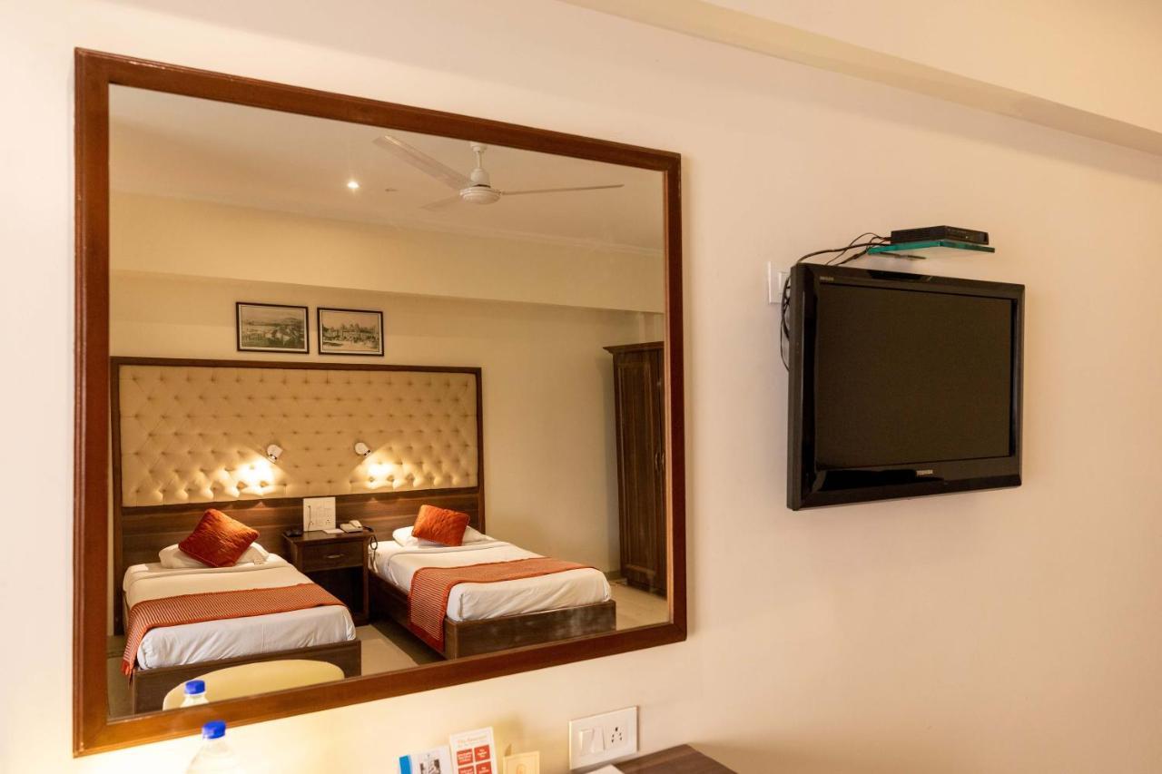 West End Hotel Mumbai  Buitenkant foto