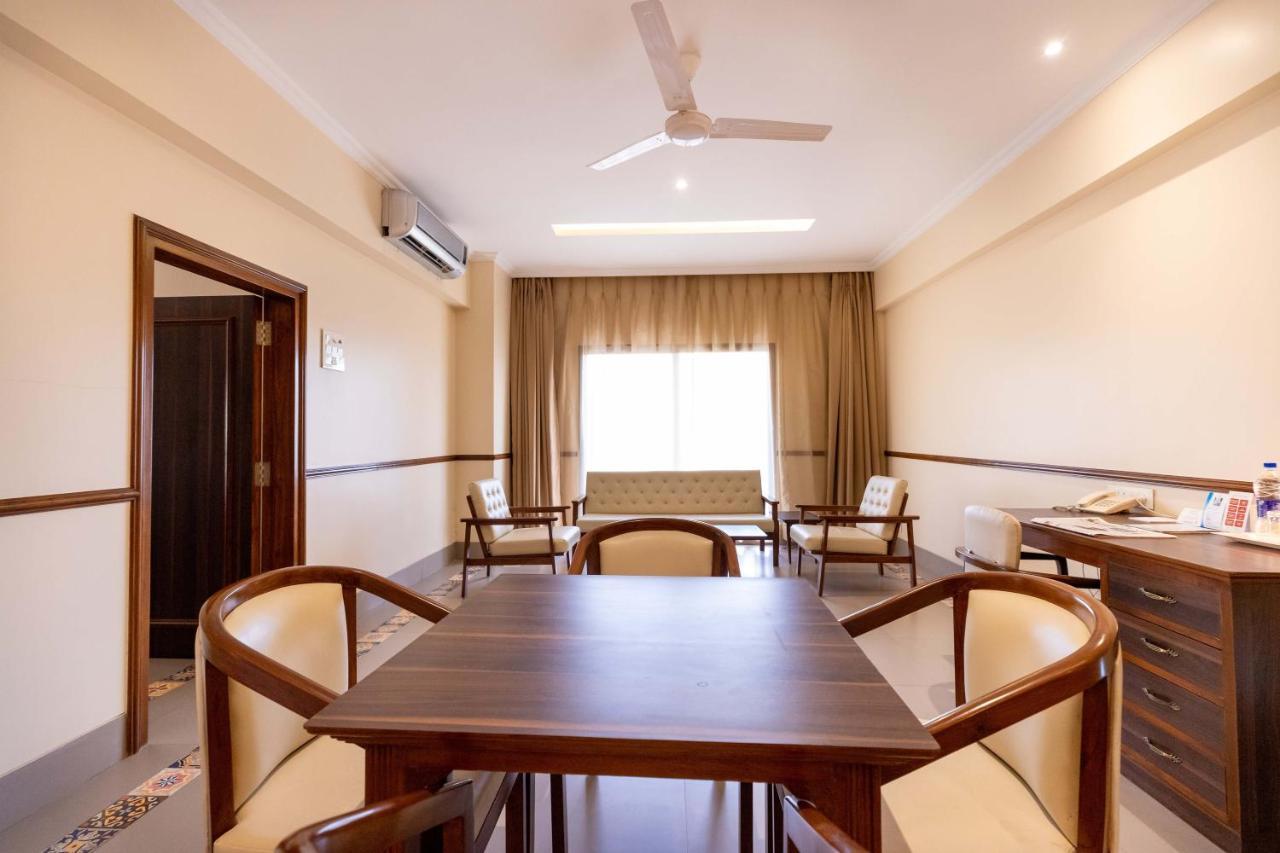 West End Hotel Mumbai  Buitenkant foto