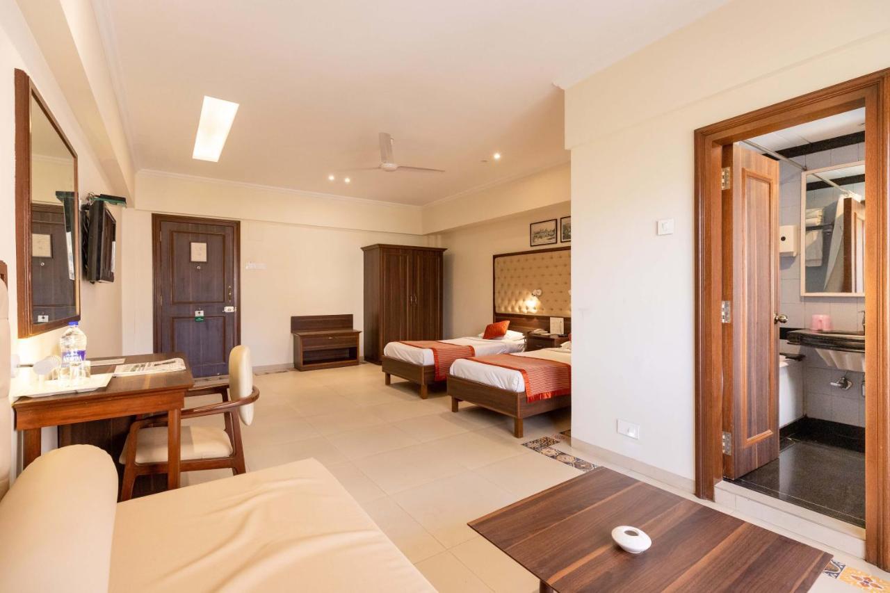 West End Hotel Mumbai  Buitenkant foto