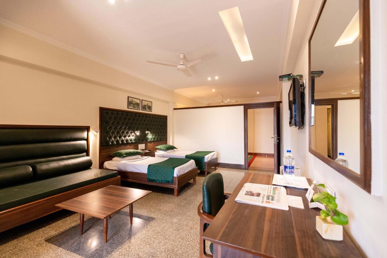 West End Hotel Mumbai  Buitenkant foto