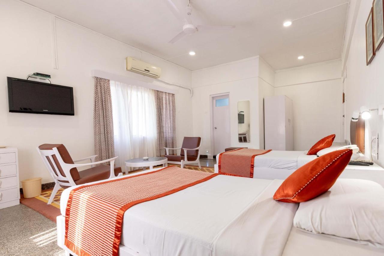 West End Hotel Mumbai  Buitenkant foto