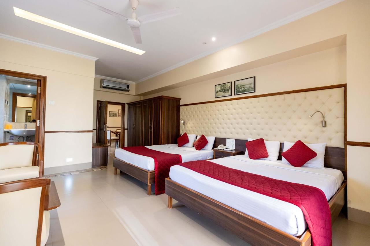 West End Hotel Mumbai  Buitenkant foto