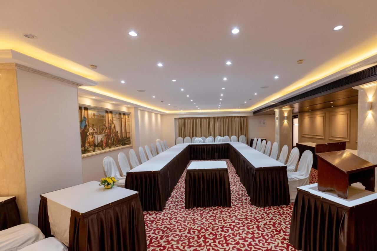 West End Hotel Mumbai  Buitenkant foto
