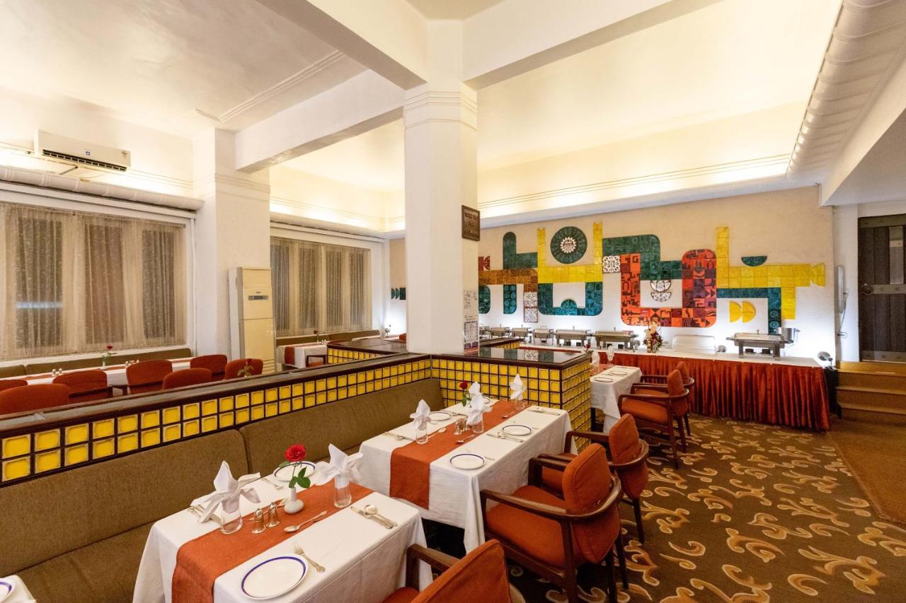 West End Hotel Mumbai  Buitenkant foto